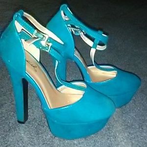 Gorgeous teal scrappy heels